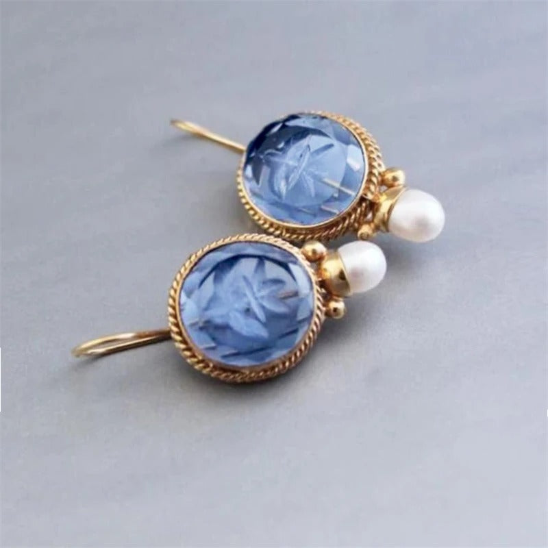 Pendientes clásicos de perlas de Vega Madrid, diseño elegante y sencillo para un estilo sofisticado.