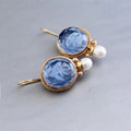 Pendientes clásicos de perlas de Vega Madrid, diseño elegante y sencillo para un estilo sofisticado.