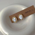Pendientes elegantes de perla de Vega Madrid, diseño sofisticado, con perlas blancas y detalles dorados para ocasiones especiales