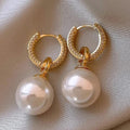 Pendientes elegantes con perlas blancas de Vega Madrid, diseño sofisticado y detalles brillantes para ocasiones especiales.