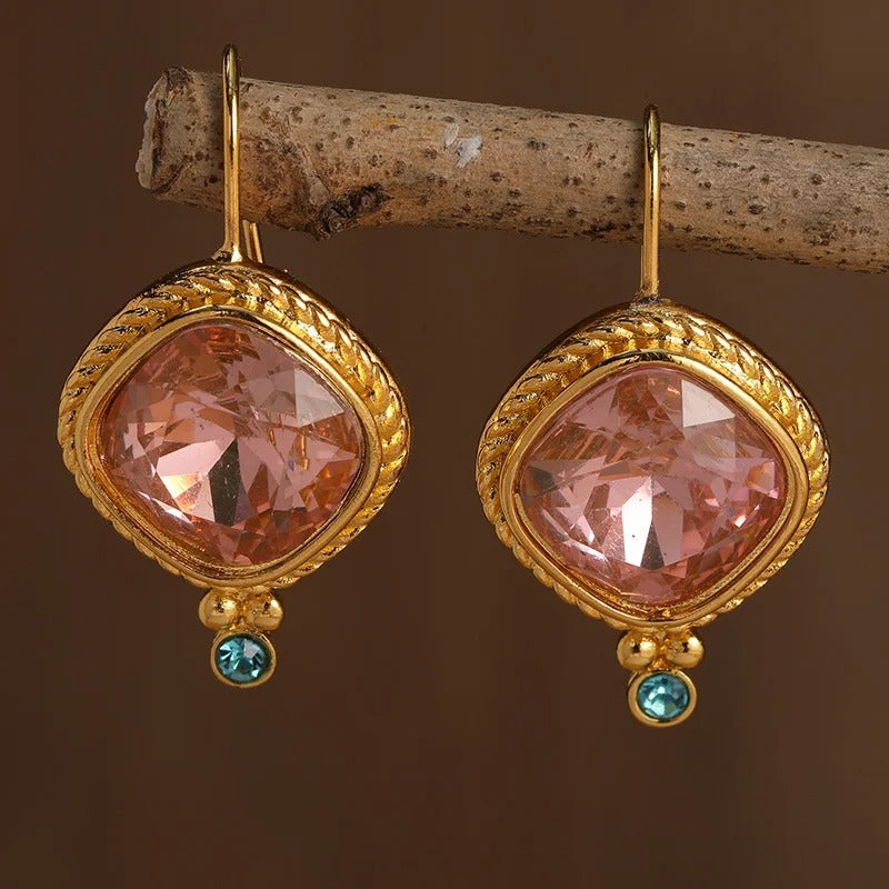 Pendientes clásicos Railey de Vega Madrid con diseño elegante y detalles en plata, ideales para ocasiones especiales.