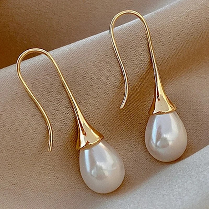 Pendientes de perlas clásicas Helena de Vega Madrid, pendientes elegantes de oro con perlas blancas y diseño atemporal.