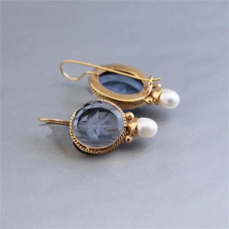 Pendientes de perlas clásicas Vega Madrid, diseño elegante con perlas blancas y cierre de aro, para un estilo sofisticado