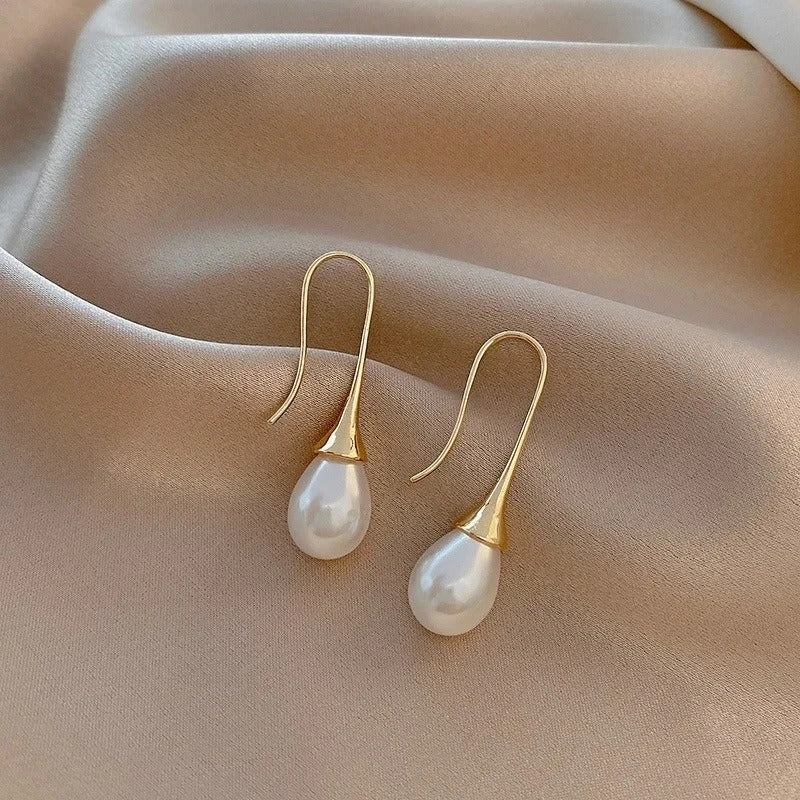 Pendientes de perlas clásicas de Vega Madrid, diseño elegante, con perlas blancas y detalles dorados.