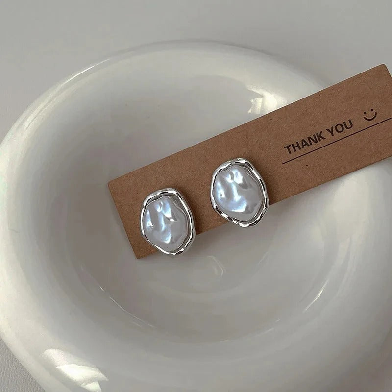 Pendientes elegantes de perla de Vega Madrid con diseño sofisticado y acabado brillante en imagen principal.