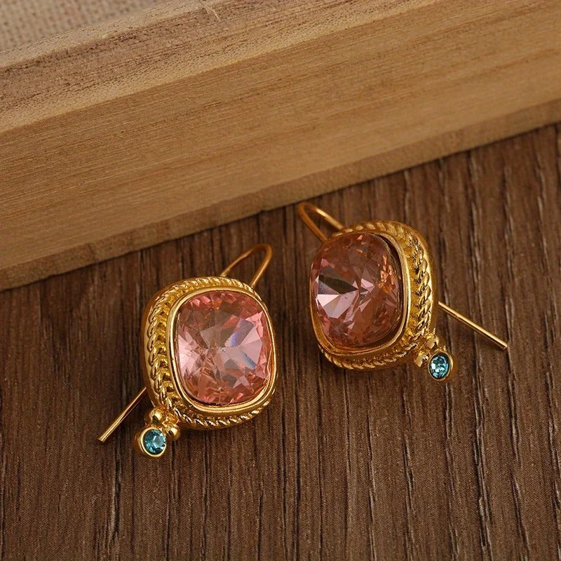 Pendientes Clásicos Railey de Vega Madrid, aretes elegantes y sencillos en tonos dorados para mujer.