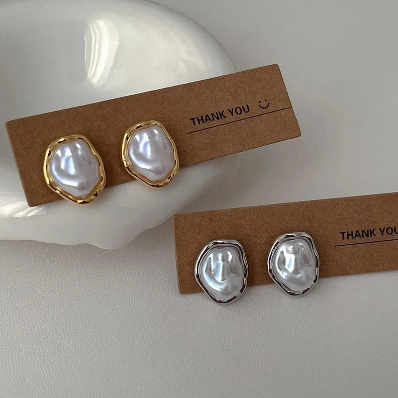 Pendientes elegantes de perla de Vega Madrid, diseño sofisticado con perlas blancas y detalles plateados, ideales para ocasiones especiales.