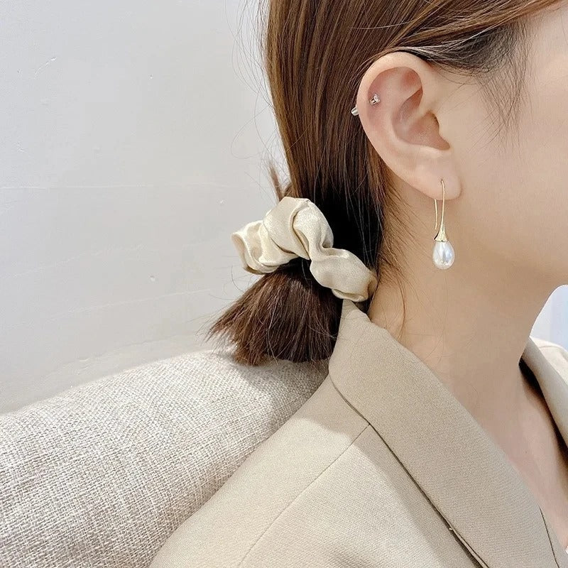 Pendientes de perlas clásicas Helena de Vega Madrid, con diseño elegante y detalles en oro, perfectos para ocasiones especiales.