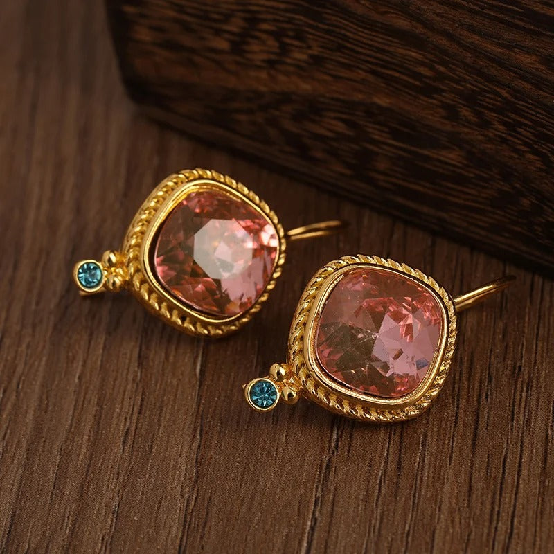 Pendientes clásicos Railey de Vega Madrid, diseño elegante y sencillo en acabado dorado, ideales para cualquier ocasión.