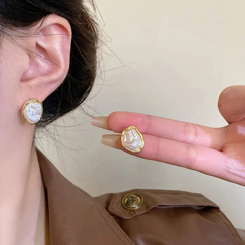 Pendientes elegantes de perla de Vega Madrid, aretes largos con perlas blancas y detalles dorados, estilo sofisticado y clásico.