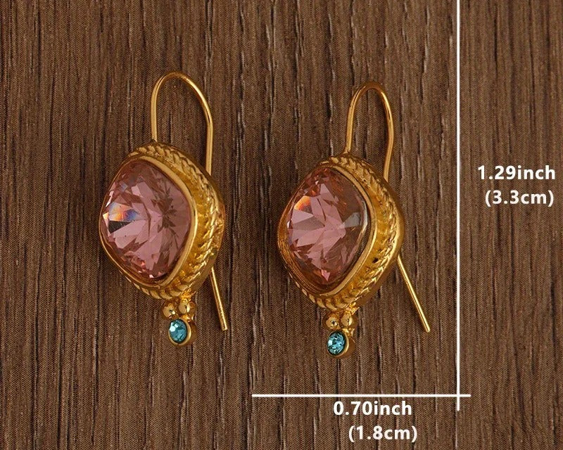 Pendientes clásicos Railey de Vega Madrid con diseño elegante y acabado brillante, ideales para complementar cualquier estilo.