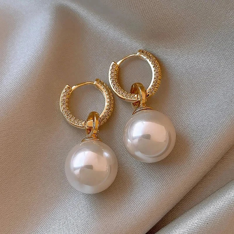 Pendientes elegantes con perlas de Vega Madrid, diseño sofisticado y detalles delicados en plata.