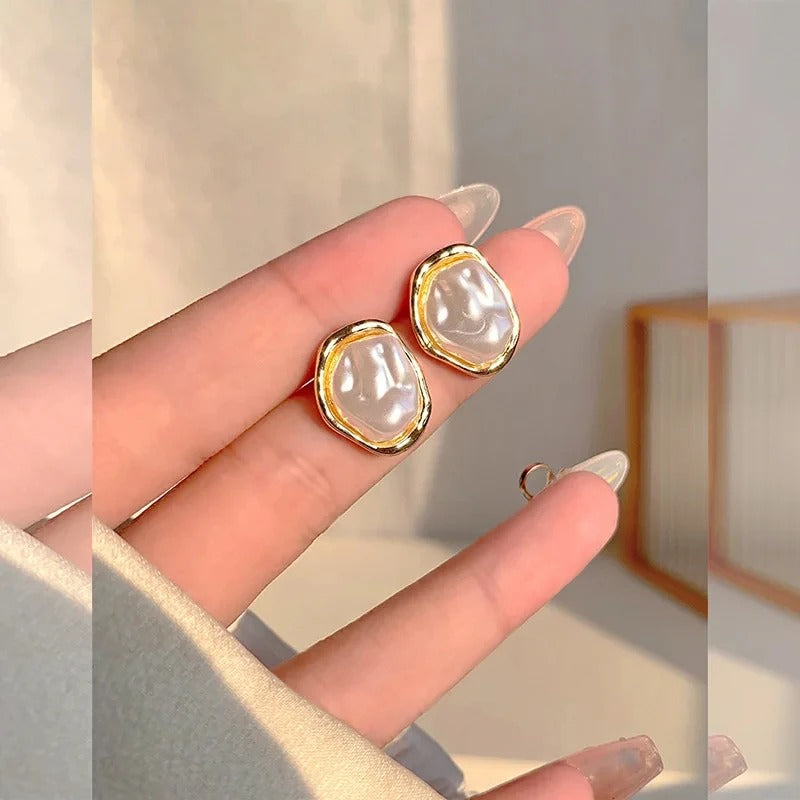 Pendientes elegantes de perla de Vega Madrid con diseño sofisticado y detalles brillantes para ocasiones especiales.