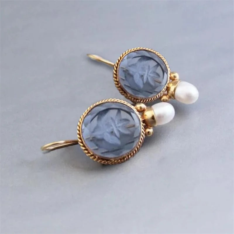 Pendientes de perlas clásicas Vega Madrid, elegantes pendientes de oro con perlas blancas naturales para ocasiones especiales.