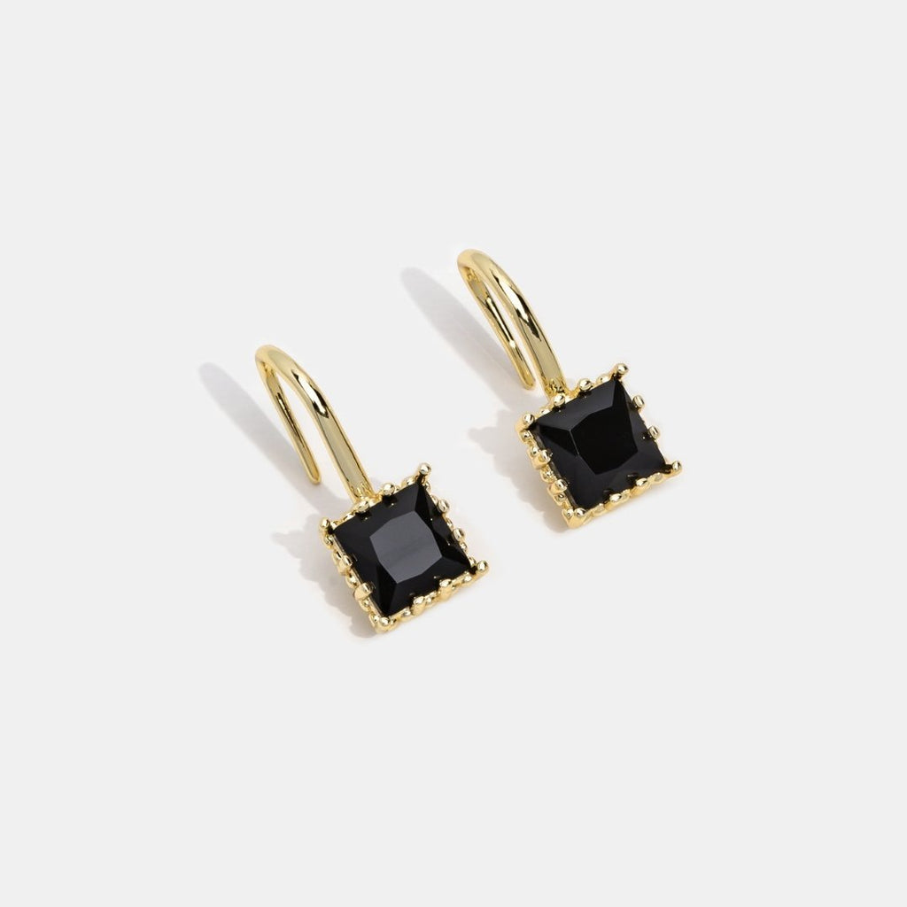Pendientes colgantes Wonder Crystal de Vega Madrid con cristales negros que cuelgan elegantemente en un diseño sofisticado.