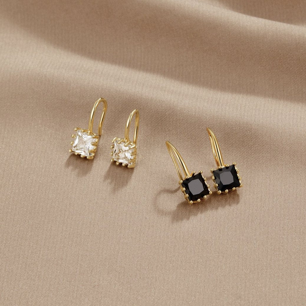 Pendientes colgantes Wonder Crystal de Vega Madrid con cristales negros, diseño elegante y moderno con detalles brillantes.