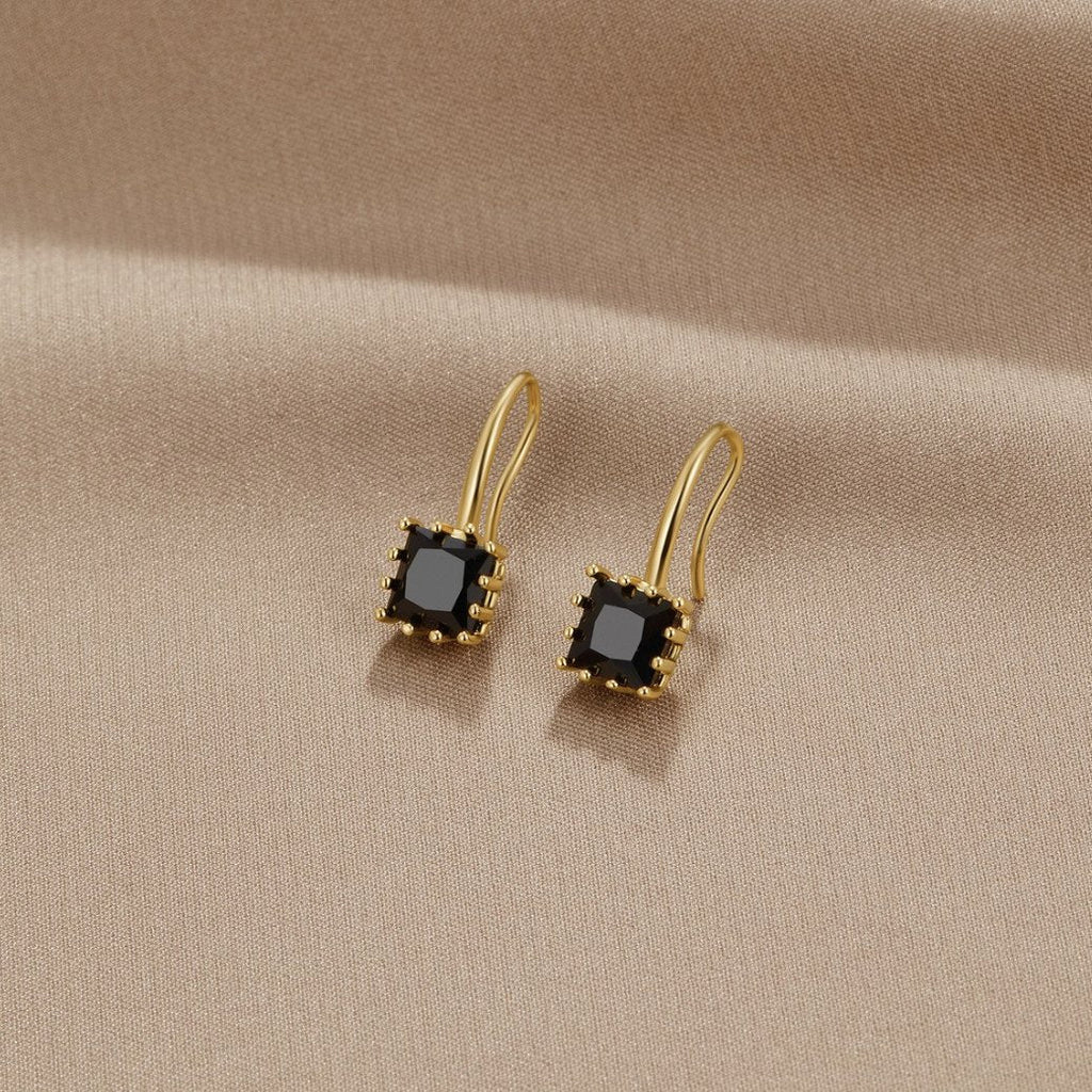 Pendientes colgantes Wonder Crystal de Vega Madrid con cristales negros y diseño elegante para ocasiones especiales.