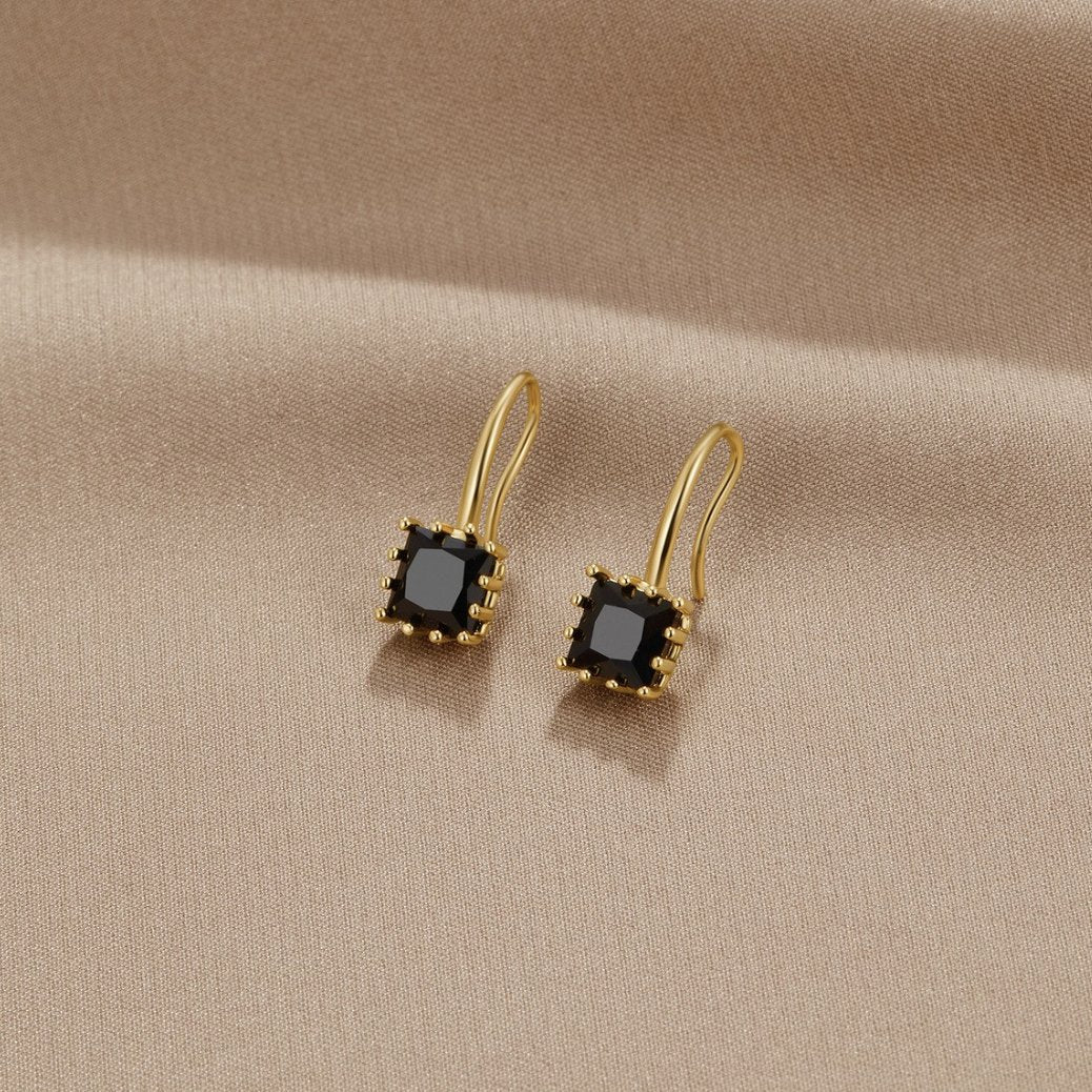 Pendientes colgantes Wonder Crystal de Vega Madrid con cristales negros y diseño elegante para ocasiones especiales.