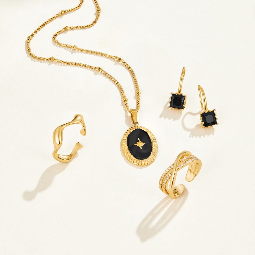 Pendientes colgantes de cristal Wonder Crystal de Vega Madrid con diseño en negro y detalles brillantes.