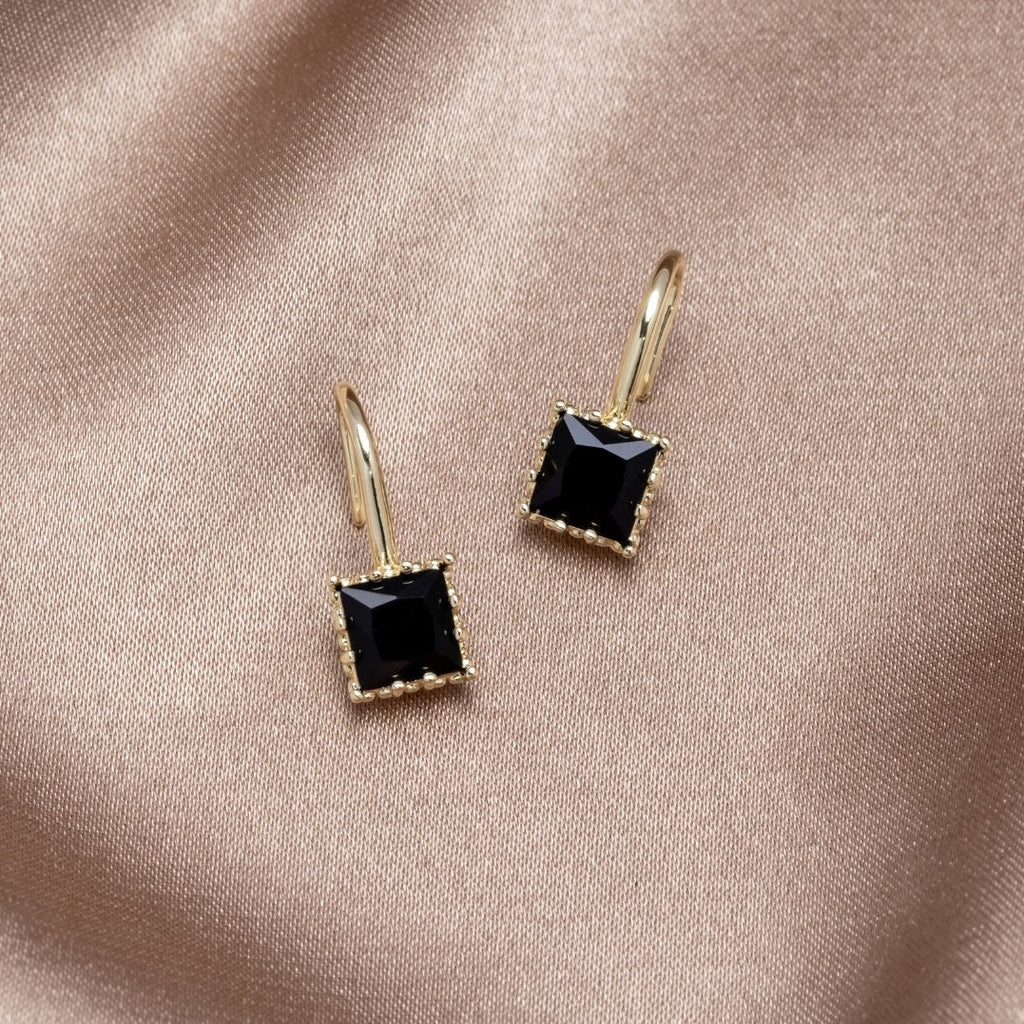 Pendientes colgantes Wonder Crystal de Vega Madrid con cristales negros y diseño elegante sobre fondo blanco