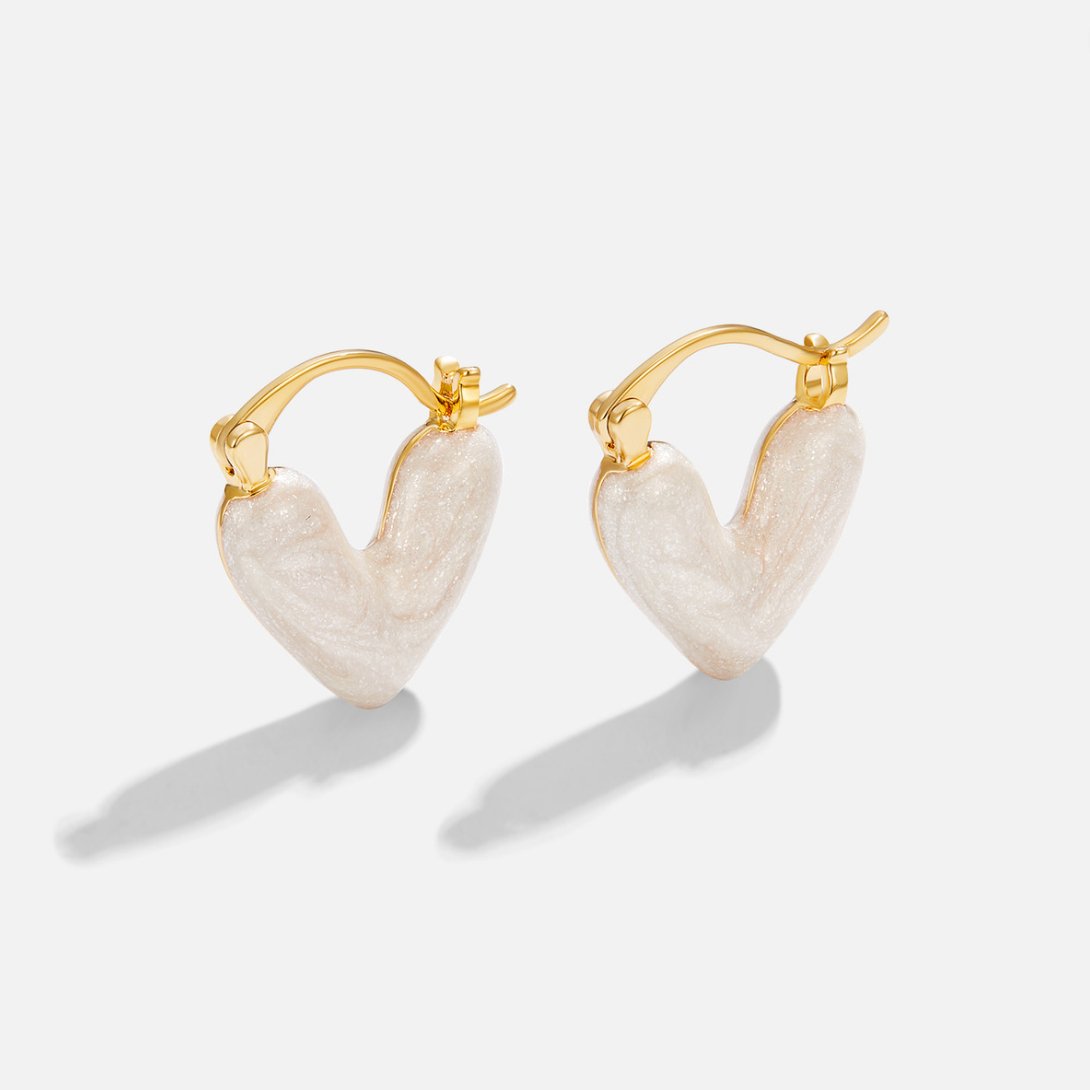 Pendientes de corazón en plata con diseño delicado, de la marca Vega Madrid, ideales para un estilo romántico y elegante.