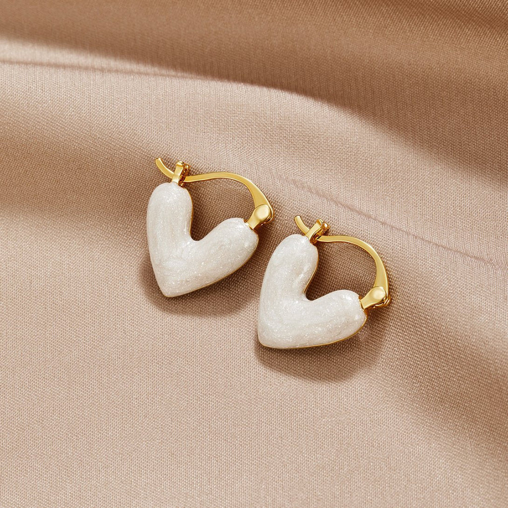 Pendientes de corazón Puro de Vega Madrid, pendientes de aro con diseño en forma de corazón en plata brillante.