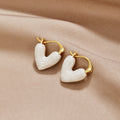 Pendientes de corazón Puro de Vega Madrid, pendientes de aro con diseño en forma de corazón en plata brillante.