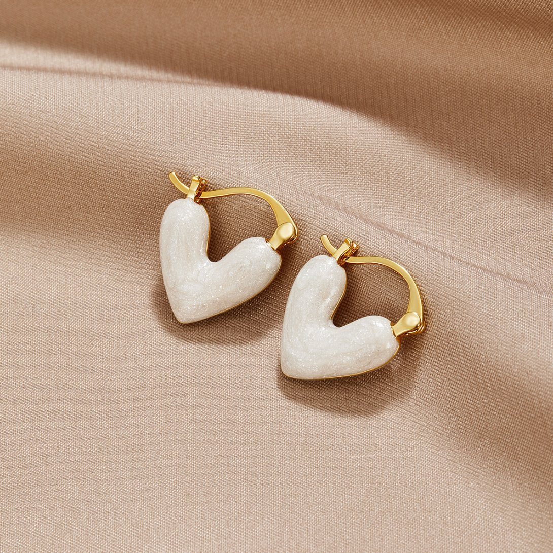 Pendientes de corazón Puro de Vega Madrid, pendientes de aro con diseño en forma de corazón en plata brillante.