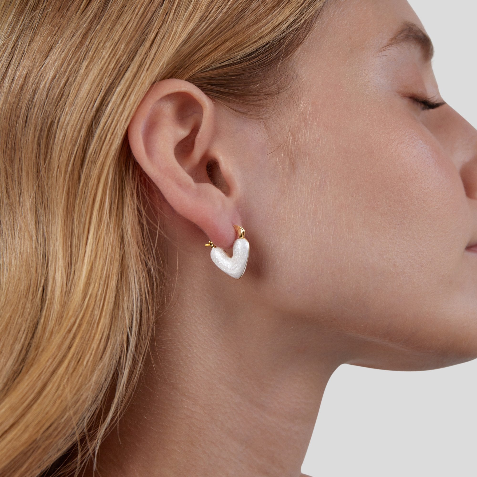 Pendientes corazón de Vega Madrid, joyería elegante en plata con diseño de corazón puro para mujer.