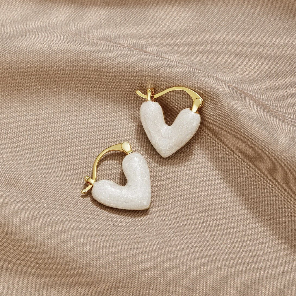 Pendientes de corazón de plata con diseño puro de Vega Madrid, colgantes delicados y elegantes para lucir en cualquier ocasión.