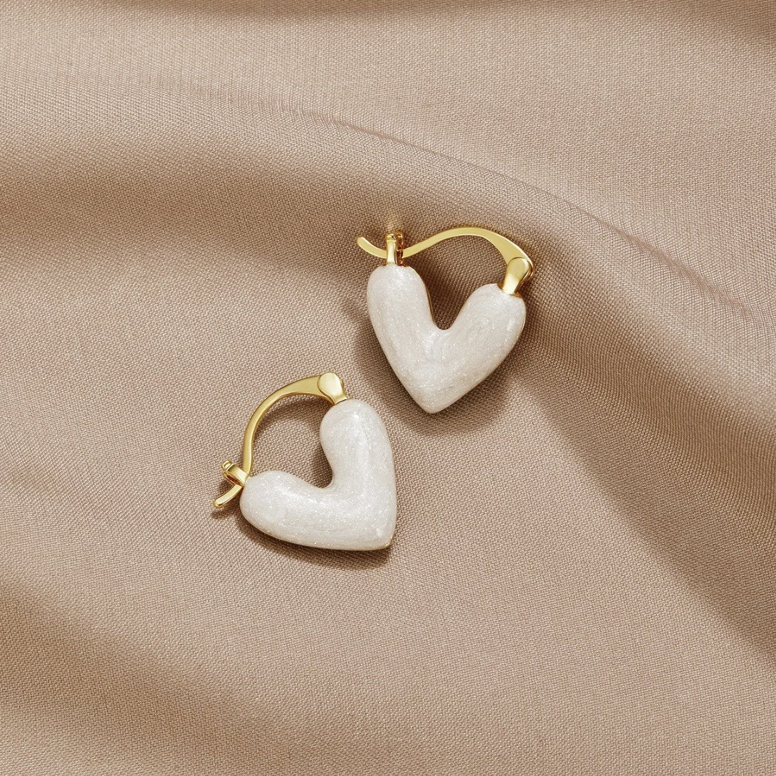 Pendientes de corazón de plata con diseño puro de Vega Madrid, colgantes delicados y elegantes para lucir en cualquier ocasión.