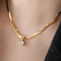 Collar Dorado con Colgante de Strass Elegante