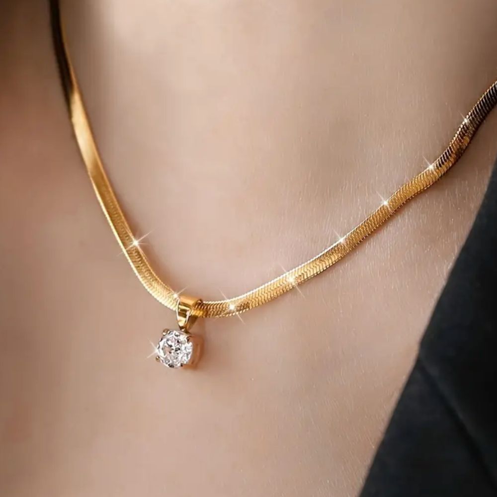 Collar Dorado con Colgante de Strass Elegante