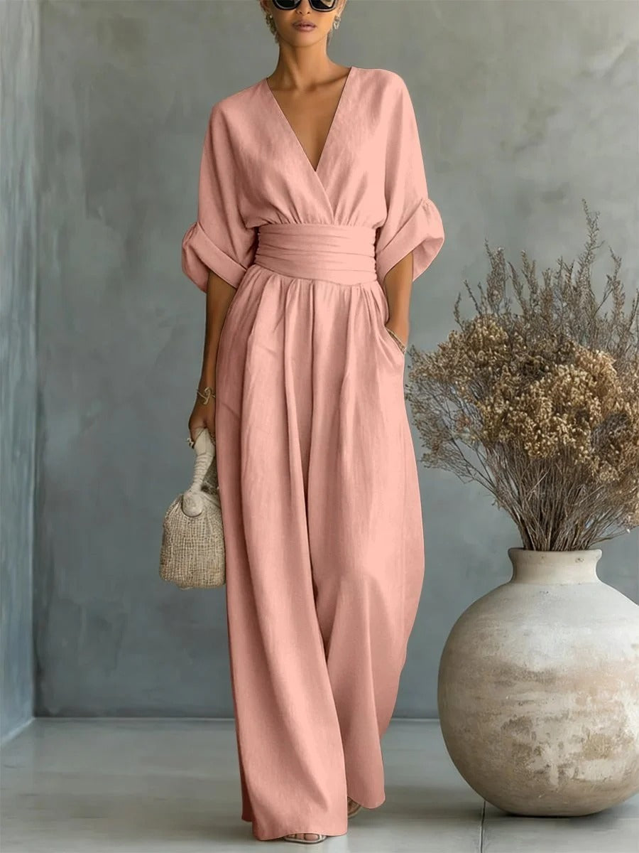 Bailarina de color rosa con vestido mono elegante de Vega Madrid, cuello en V y cintura alta, en un fondo neutro.