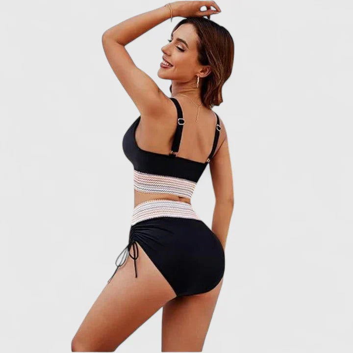 Conjunto de bikini elegante Jayzelliah de Vega Madrid, con diseño moderno y detalles en colores vibrantes, ideal para playa y piscina.