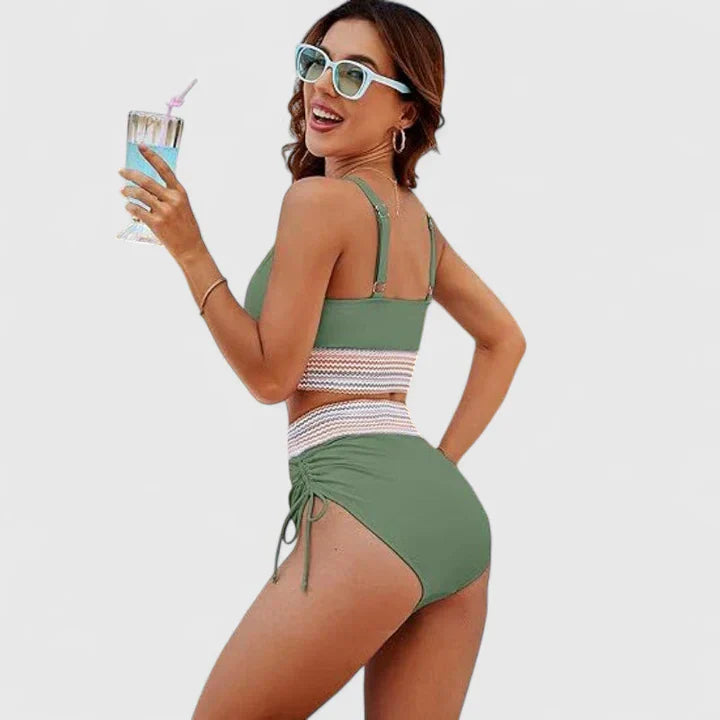 Conjunto de bikini elegante Jayzelliah de Vega Madrid, con diseño moderno y detalles sofisticados para playa o piscina.