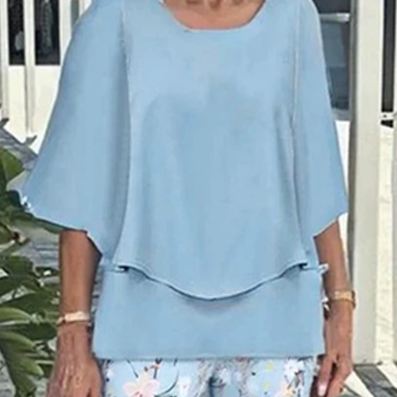 Conjunto Serena de Vega Madrid, vestido azul con detalles blancos, diseñado por Paula, en una modelo mostrando el look completo.