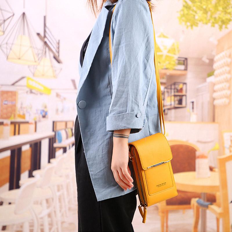 Bolso bandolera compacto de diseño minimalista Sandra de Vega Madrid, en color negro con detalles sencillos y elegantes.