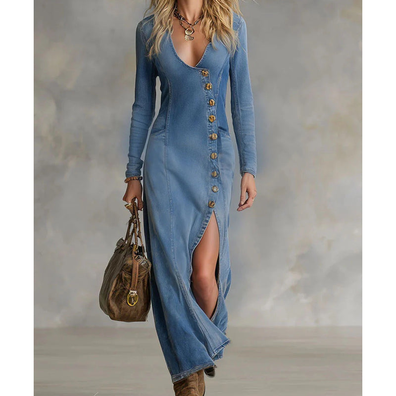 Vestido denim Esperanza de Vega Madrid con botones frontales, diseño casual y moderno, en color azul claro.
