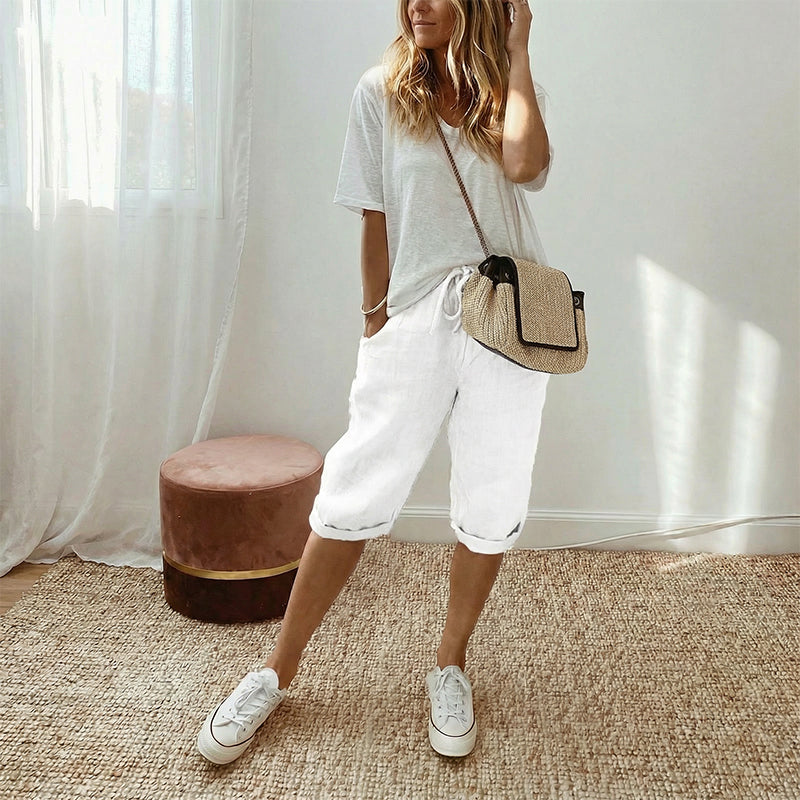 Pantalón tobillerero relax Julia de Vega Madrid en tela suave, color beige, con ajuste cómodo y diseño moderno.