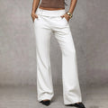 Pantalón blanco de vestir Vega Madrid, elegante y ajustado, con cinturilla y costuras visibles en tela de moda.