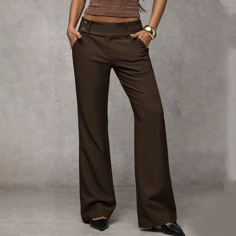 Pantalón blanco de vestir Vega Madrid, estilo elegante, hecho de tela lisa, con corte ajustado y cinturilla en la imagen.