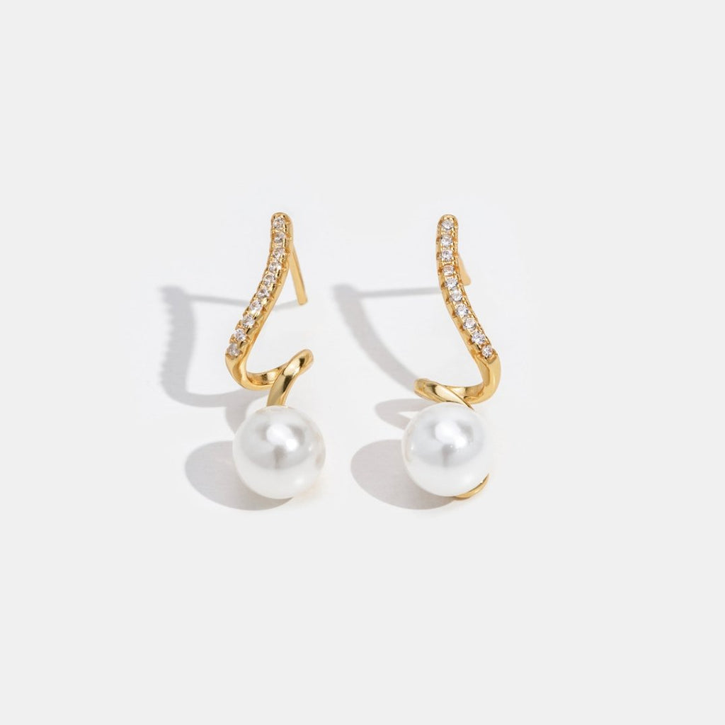 Pendientes Tam Pearl Wave de Vega Madrid, pendientes largos con perlas y diseño ondulado en acabado elegante.