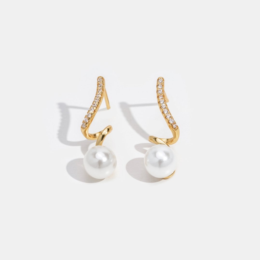 Pendientes Tam Pearl Wave de Vega Madrid, pendientes largos con perlas y diseño ondulado en acabado elegante.