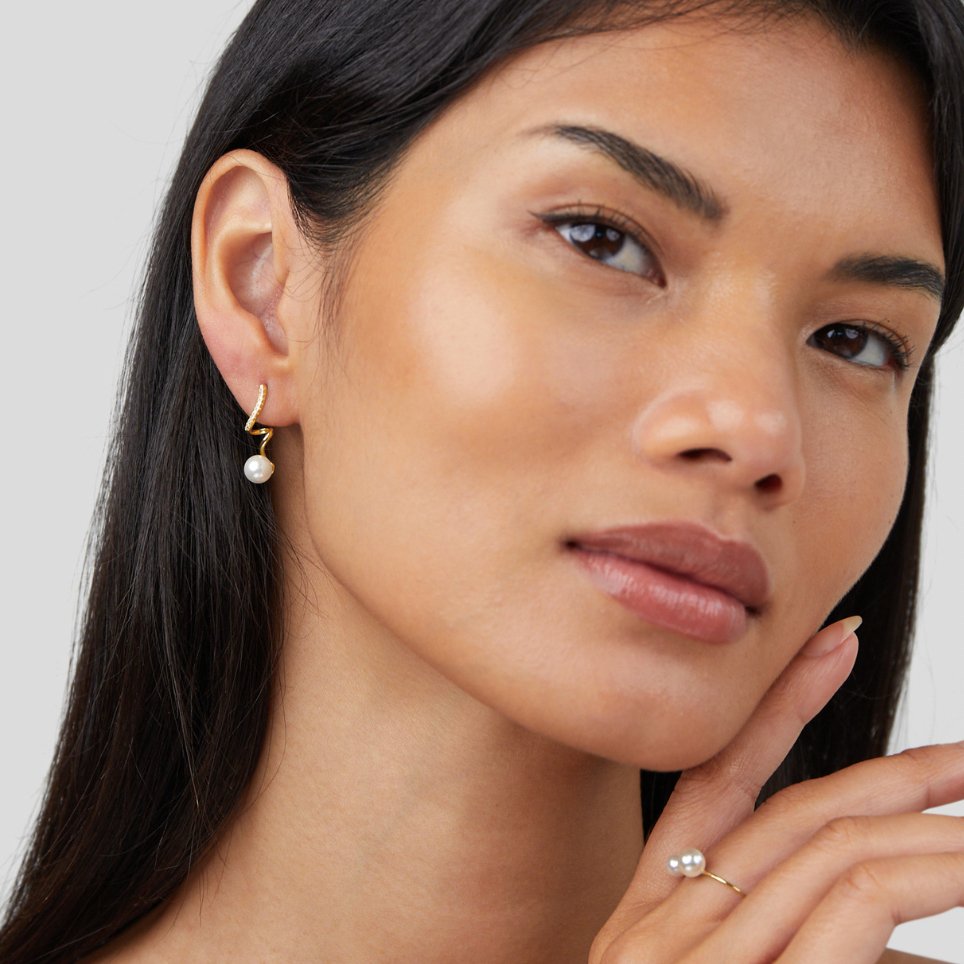 Pendientes Tam Pearl Wave de Vega Madrid con perlas blancas y diseño ondulado en oro elegante.