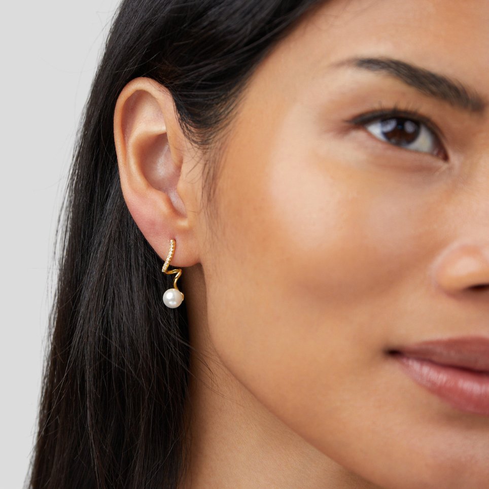 Pendientes Tam Pearl Wave de Vega Madrid con perlas blancas y diseño ondulado en oro.
