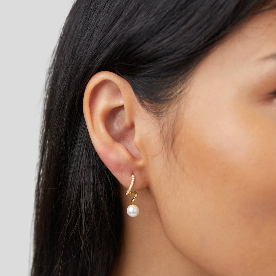 Pendientes Tam Pearl Wave de Vega Madrid con perlas en forma de ola, dorados y elegantes para ocasiones especiales.