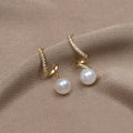 Pendientes Tam Pearl Wave de Vega Madrid con perlas blancas y diseño ondulado, colgantes elegantes para mujer.
