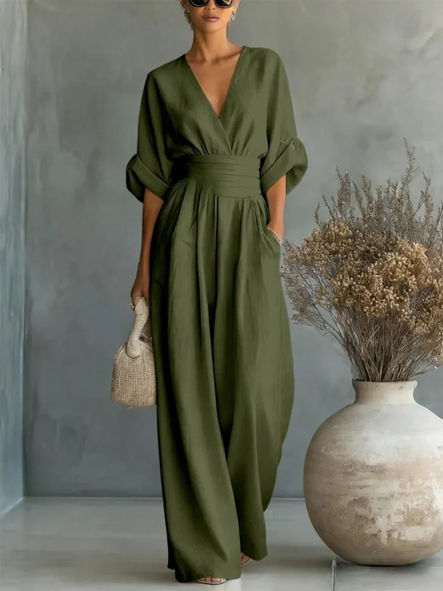 Belen Vega Madrid de mono elegante verde militar con cuello en V y cintura alta, vista frontal en imagen clara.
