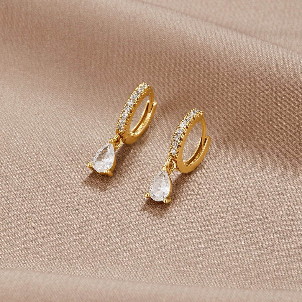 Pendientes de aro dorados con cristales blancos y marfil, de Vega Madrid, elegantes y sofisticados para ocasiones especiales.